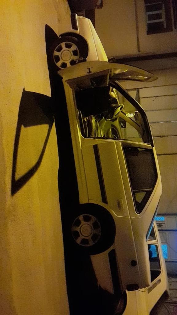 پژو پارس سفید دوکانه تو کرم - Image 1