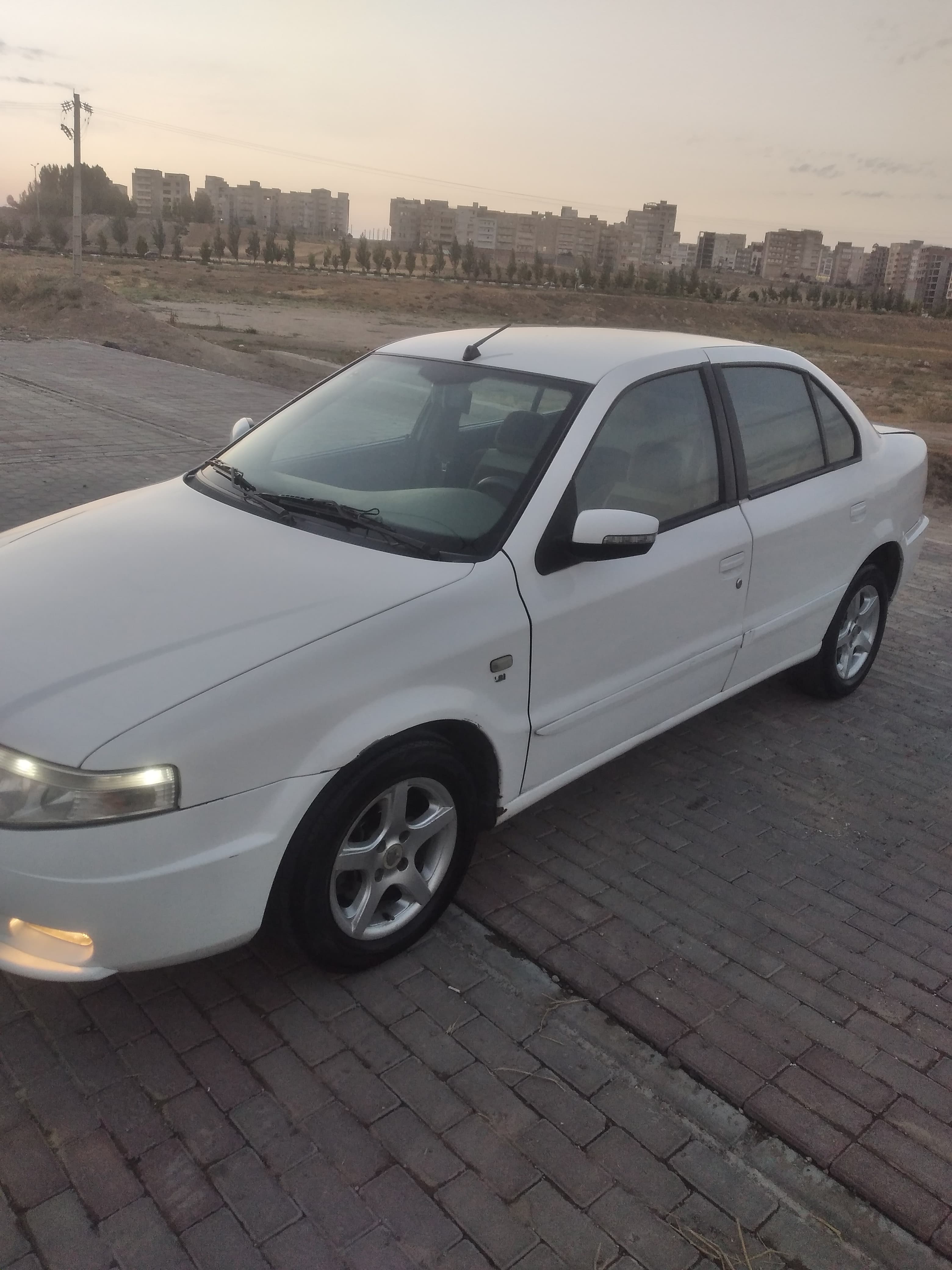 سمندسورن اطراف چند تیکه رنگ - Image 1